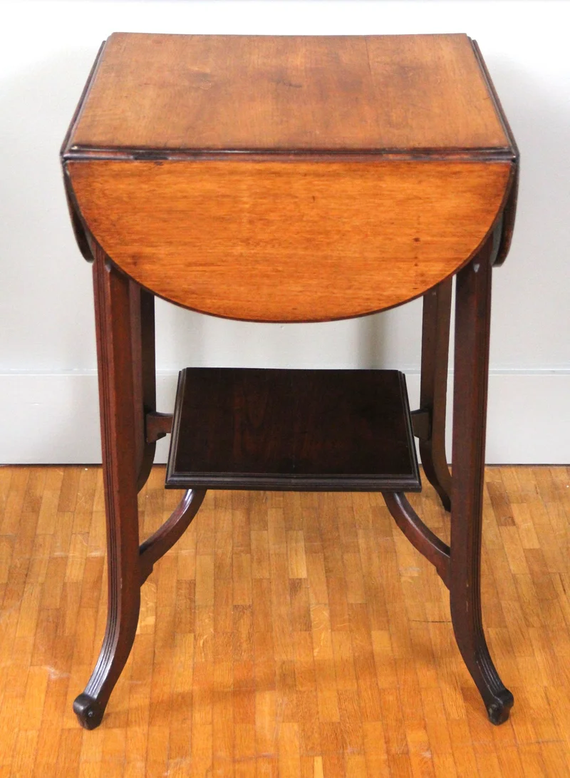 Opklapbaar bijzettafeltje edwardian - Meubel › Tafels - €265.00 - Edwardian salontafeltje met opklapbare wangen.
Mahoniehout.
67cm hoog, 43cm vierkant neergeklapt, 79cm opgeklapt.
Ca 1920