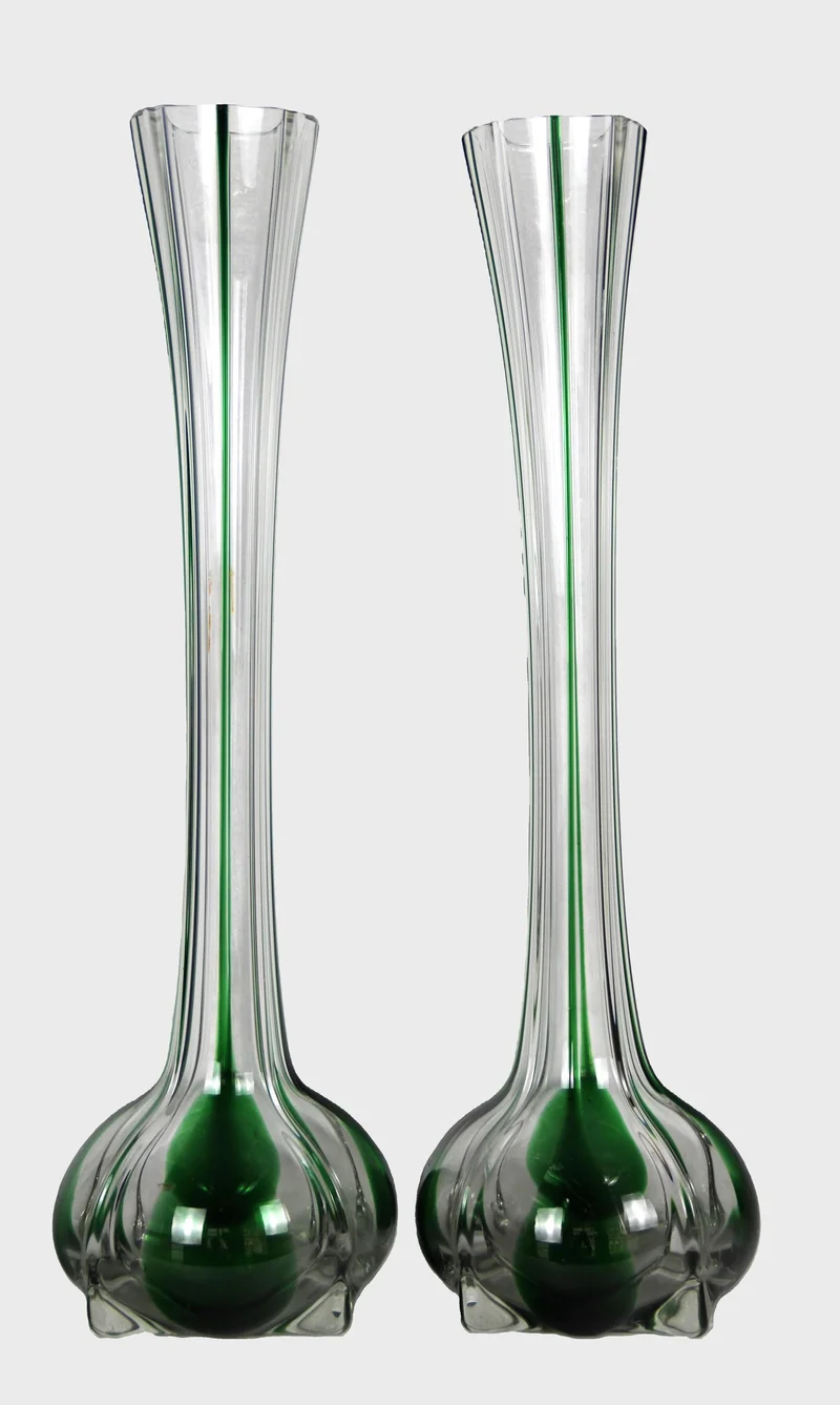 Paar art déco steelvazen - Glas › Vazen - €70.00 - Paar kristal steelvazen, stijl Val Saint Lambert; transparant en groen kristal.
52cm hoog; diameter 14cm
Ca 1930/1950