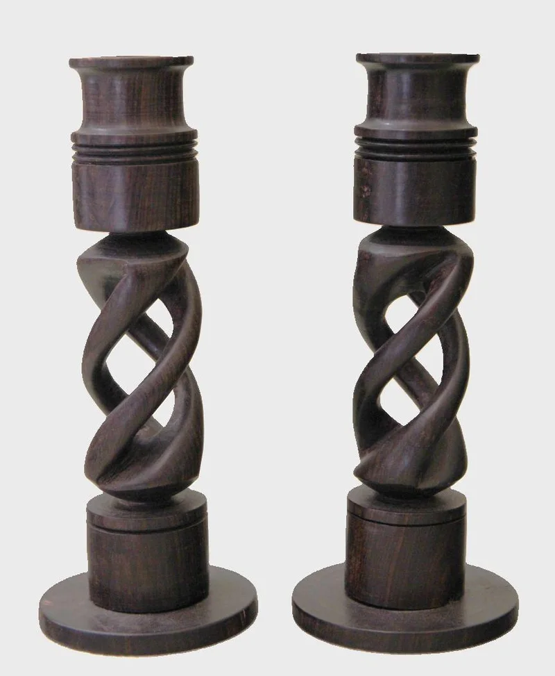 Paar ebbenhouten kandelaars - Diversen › Kandelaars - €65.00 - Paar kandelaars in ebbenhout met open getorst middendeel.
Diameter voet: 7cm; hoogte: 18cm