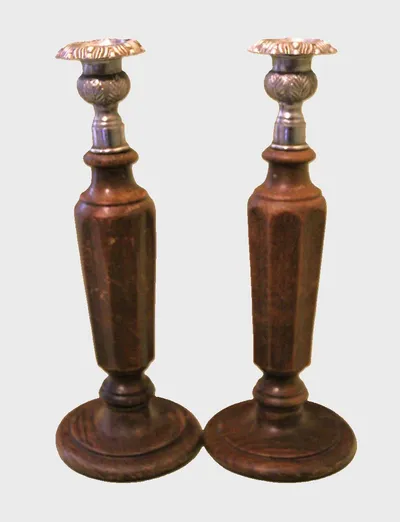 Paar houten kandelaars