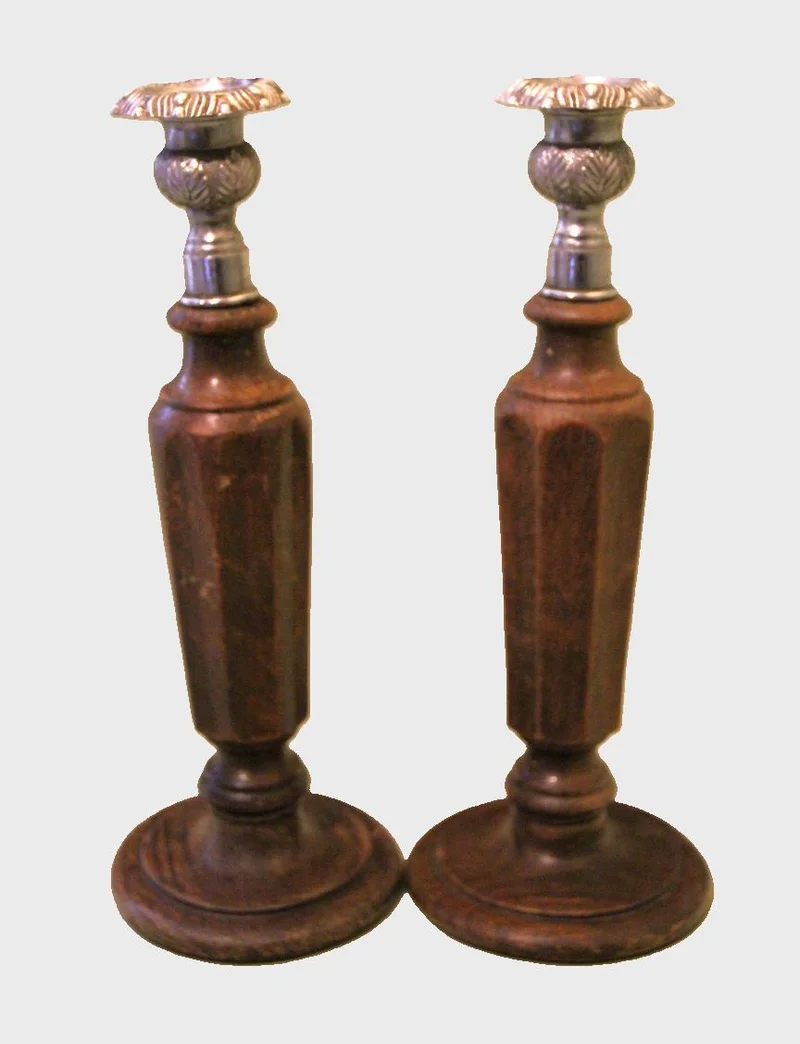 Paar houten kandelaars - Diversen › Kandelaars - €85.00 - Paar kandelaars met houten voet en schacht waarop een verzilverde kaarsenhouder.
Eind negentiende eeuw, begin 20e eeuw.
Diameter 10cm, 28cm hoog