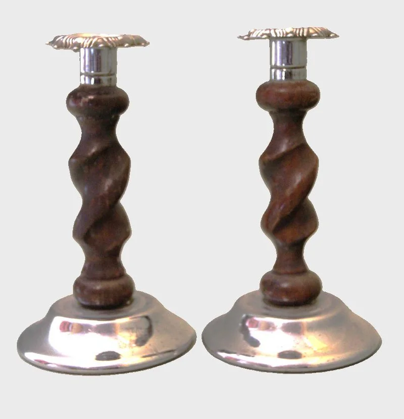 Paar kandelaars ca 1930 - Diversen › Kandelaars - €75.00 - Paar kandelaars met verchroomde voet en kaarsenhouder en een houten getorste schacht.
diameter 10cm; 18cm hoog.
Ca 1930