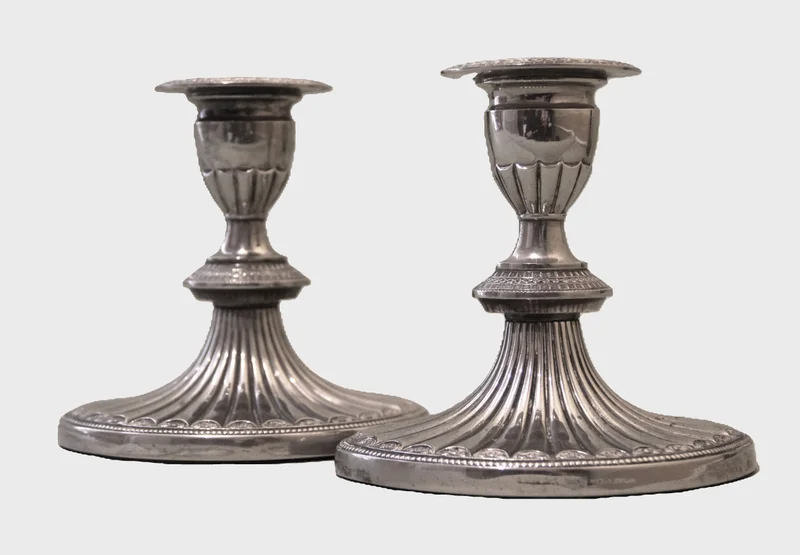 Paar lage kandelaars, verzilverd - Zilver › Kandelaars - €65.00 - Paar lage kandelaars met spits-ovale voet.
13cm hoog
Gemerkt: silverplated Falstaff
Ca 1950

Prijs per paar