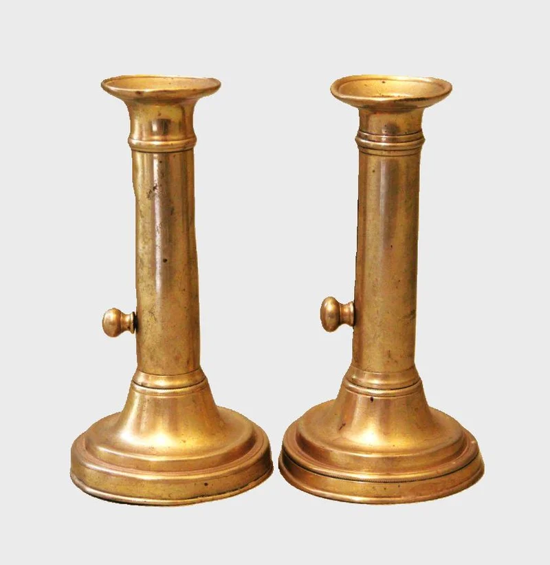 Paar messing schuifkandelaars - Diversen › Kandelaars - €45.00 - Messing schuifkandelaars naar oude vormgeving.
Vermoedelijk midden 20e eeuw.
Diameter 9cm, 17cm hoog