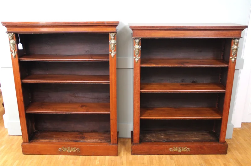 Paar regency open boekenkasten - Meubel › Kasten - €1250.00 - Twee open boekenkasten in mahoniehout met elk vier niveau's. Bronzen versiering op de bovenhoeken.
84 x 28cm; 106 en 108cm hoog
Regency periode ca 1820
