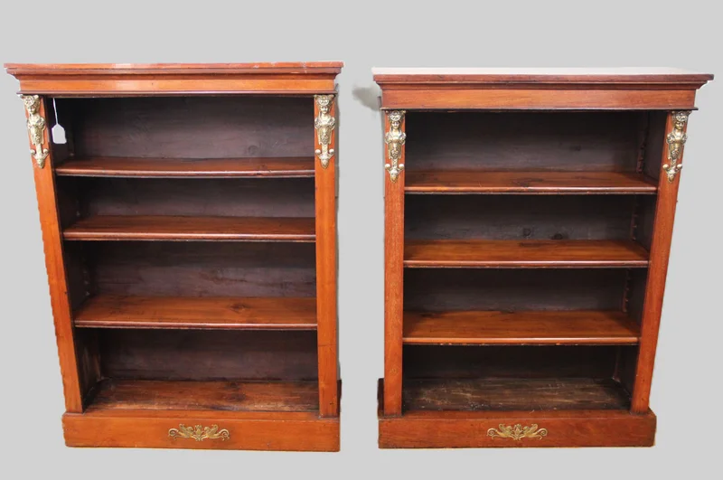 Paar regency open boekenkasten - Meubel › Kasten - €1250.00 - Twee open boekenkasten in mahoniehout met elk vier niveau's. Bronzen versiering op de bovenhoeken.
84 x 28cm; 106 en 108cm hoog
Regency periode ca 1820