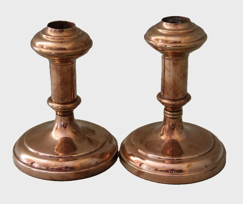 Paar roodkoper kandelaars kort - Diversen › Kandelaars - €65.00 - Roodkoper kandelaars.
diameter 10cm; Hoogte 14cm
vroeg 20e eeuw