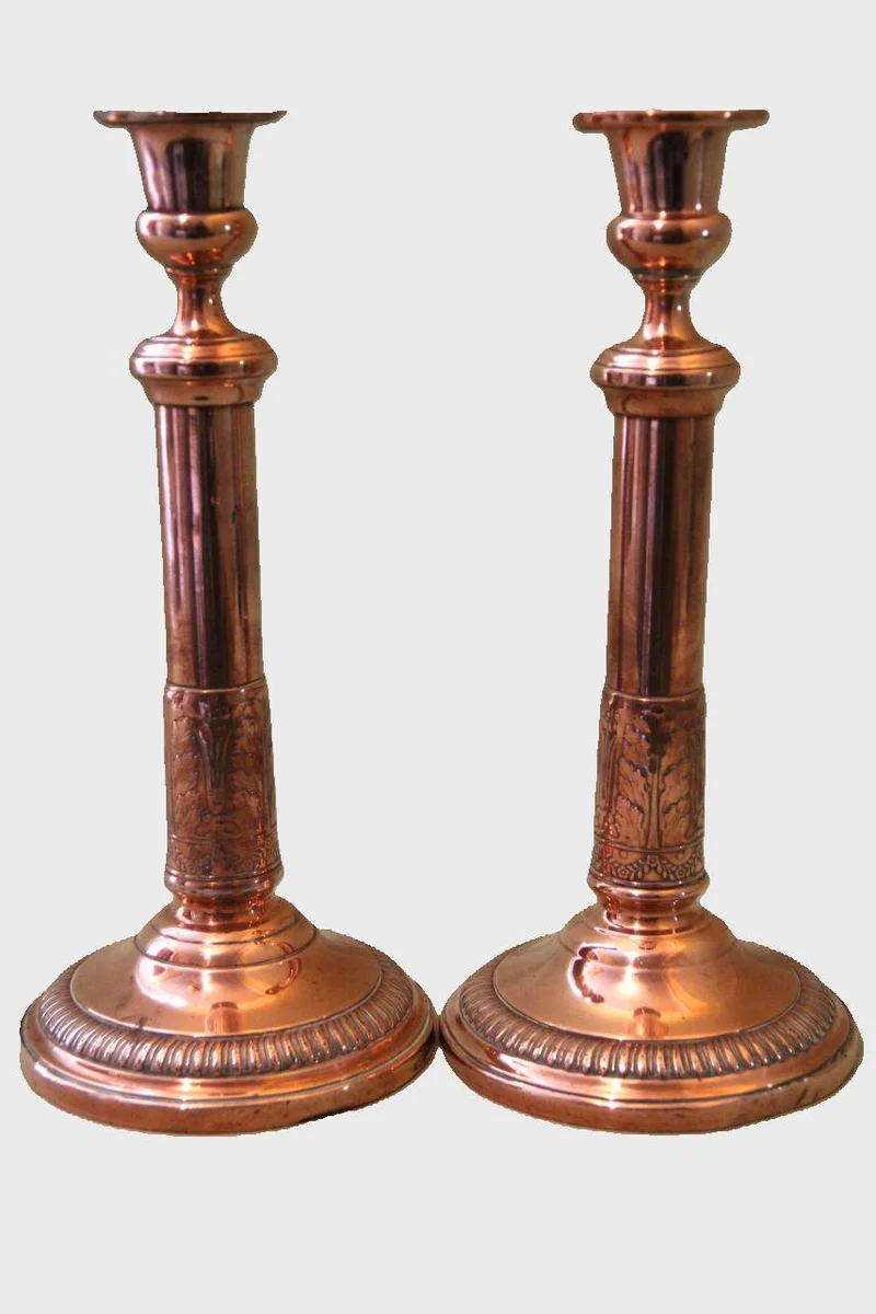 Paar roodkoper kandelaars regency - Diversen › Kandelaars - €45.00 - Roodkoper kandelaars met gedreven decor.
Regency periode, Ca 1820
diameter 12cm; 27cm hoog