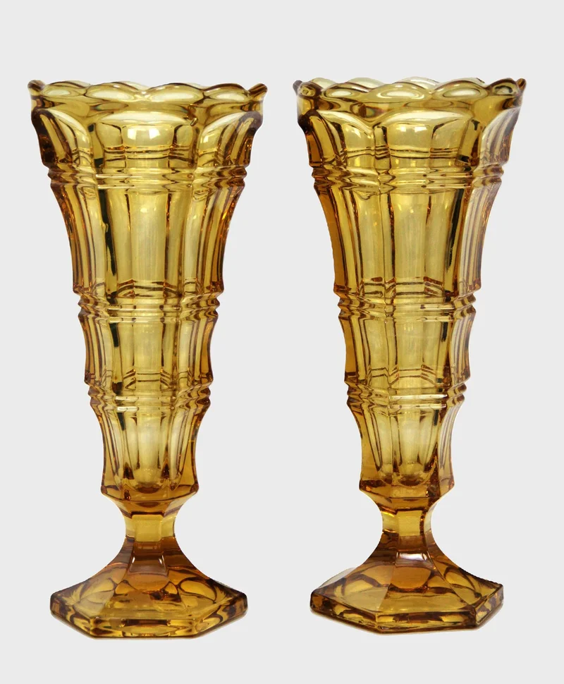 Paar vazen in geel geperst glas - Glas › Vazen - €75.00 - Doorgekleurd glas.
11cm diameter, 25cm hoog
1930-1950