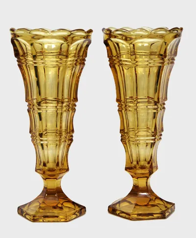 Paar vazen in geel geperst glas