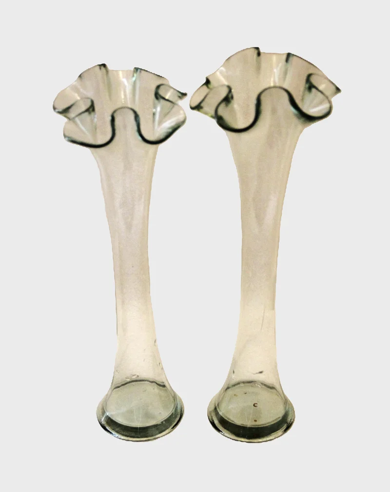 Paar vintage vaasjes - Glas › Vazen - €95.00 - Twee glazen vaasjes
30cm hoog; diameter bovenaan 10cm
Vintage