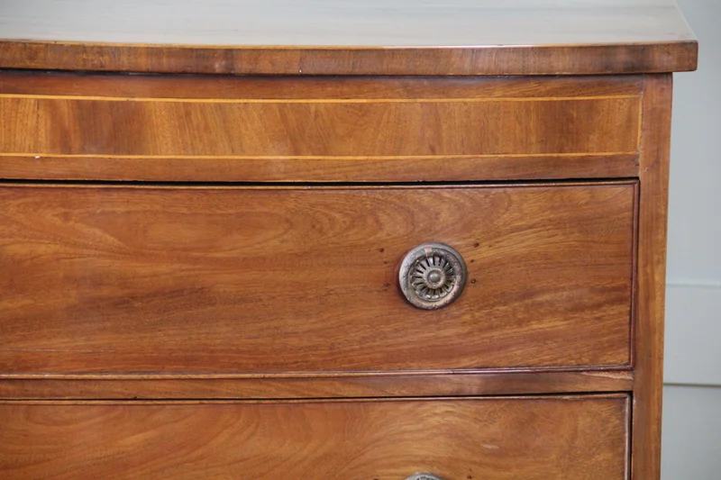 Regency bowfronted chest of drawers - Meubel › Kasten - Bowfronted ladenkast op splayed bracket feet.
Mahoniehout met bovenaan ingelegde filet in buxushout.
110 x 57cm, 106cm hoog.
Regency periode, ca 1820

€ 