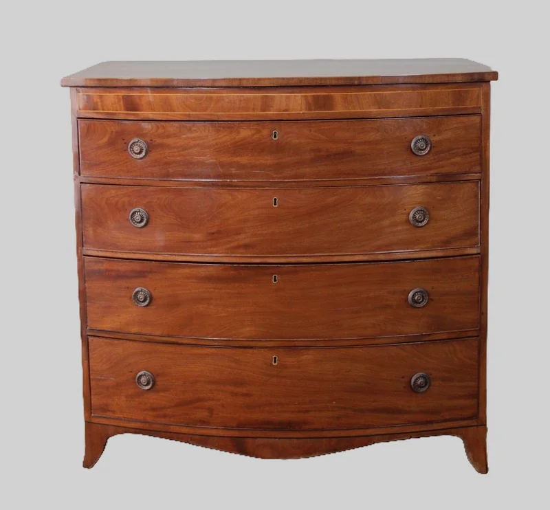 Regency bowfronted chest of drawers - Meubel › Kasten - Bowfronted ladenkast op splayed bracket feet.
Mahoniehout met bovenaan ingelegde filet in buxushout.
110 x 57cm, 106cm hoog.
Regency periode, ca 1820

€ 