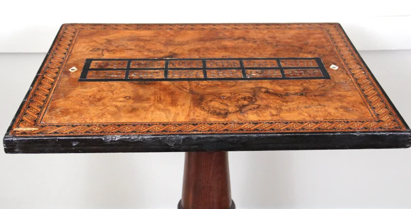 Regency speeltafel - Meubel › Tafels - Speeltafel met mahonie voet en speelblad in notenhout en sierrand in marqueterie. Onder het blad twee scharnierende koperen kandelaarhouders.
Regency periode, ca 1820

€