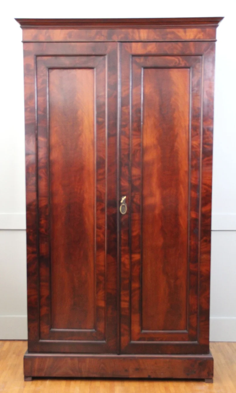 Regency tweedeurs kast - Meubel › Kasten - €850.00 - Mahoniehouten tweedeurskast uit de regency periode.
In twee verticale delen verdeeld binnenin.
47cm diep, 90cm breed en 174cm hoog.
Ca 1820
