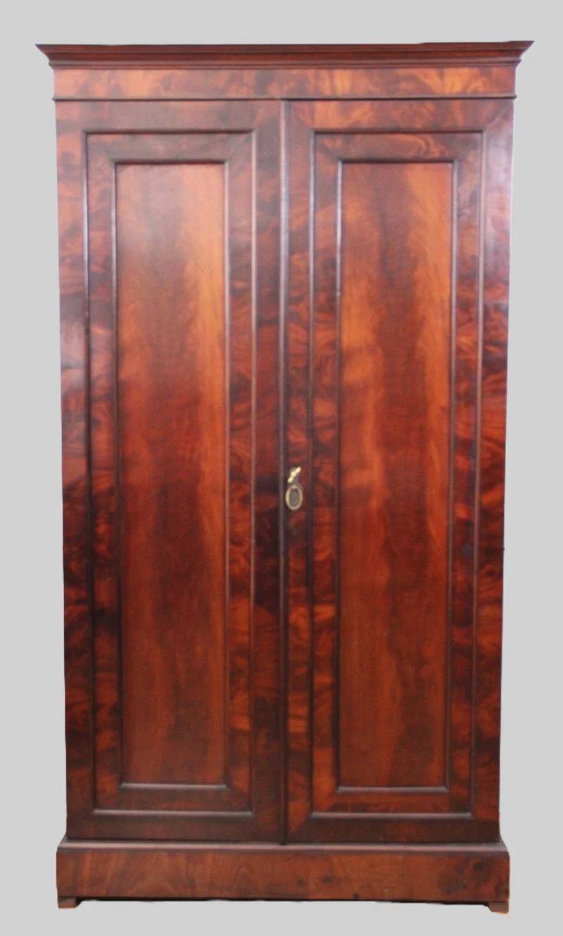 Regency tweedeurs kast - Meubel › Kasten - €850.00 - Mahoniehouten tweedeurskast uit de regency periode.
In twee verticale delen verdeeld binnenin.
47cm diep, 90cm breed en 174cm hoog.
Ca 1820
