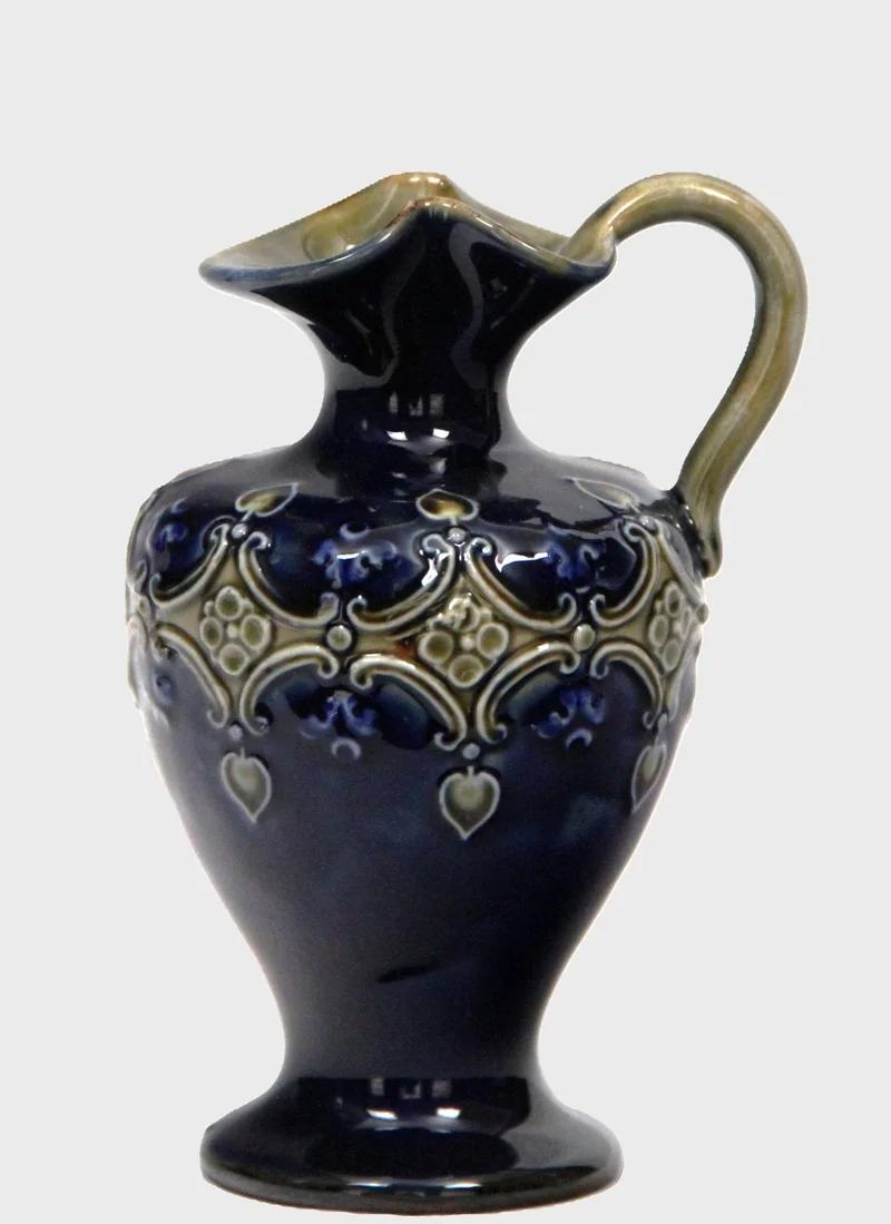 Royal Doulton schenkkannetje, één van een paar - Porselein › Vazen - €135.00 - Gemerkt Royal Doulton.
Datumstempel 1902-1936
21.5cm hoog

Prijs voor het paar