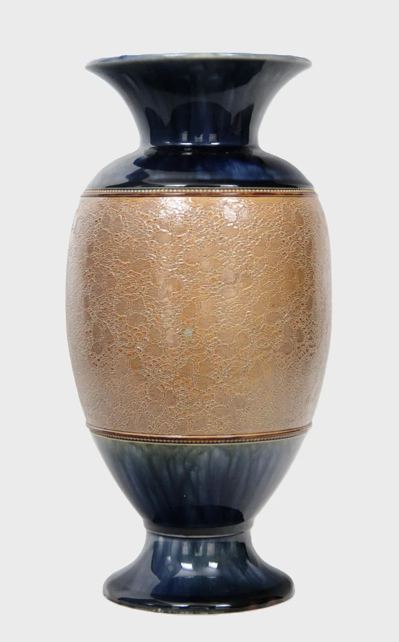 Royal Doulton vaas - Porselein › Vazen - €225.00 - Gemerkt Royal Doulton
Datummerk 1891-1902
30cm hoog