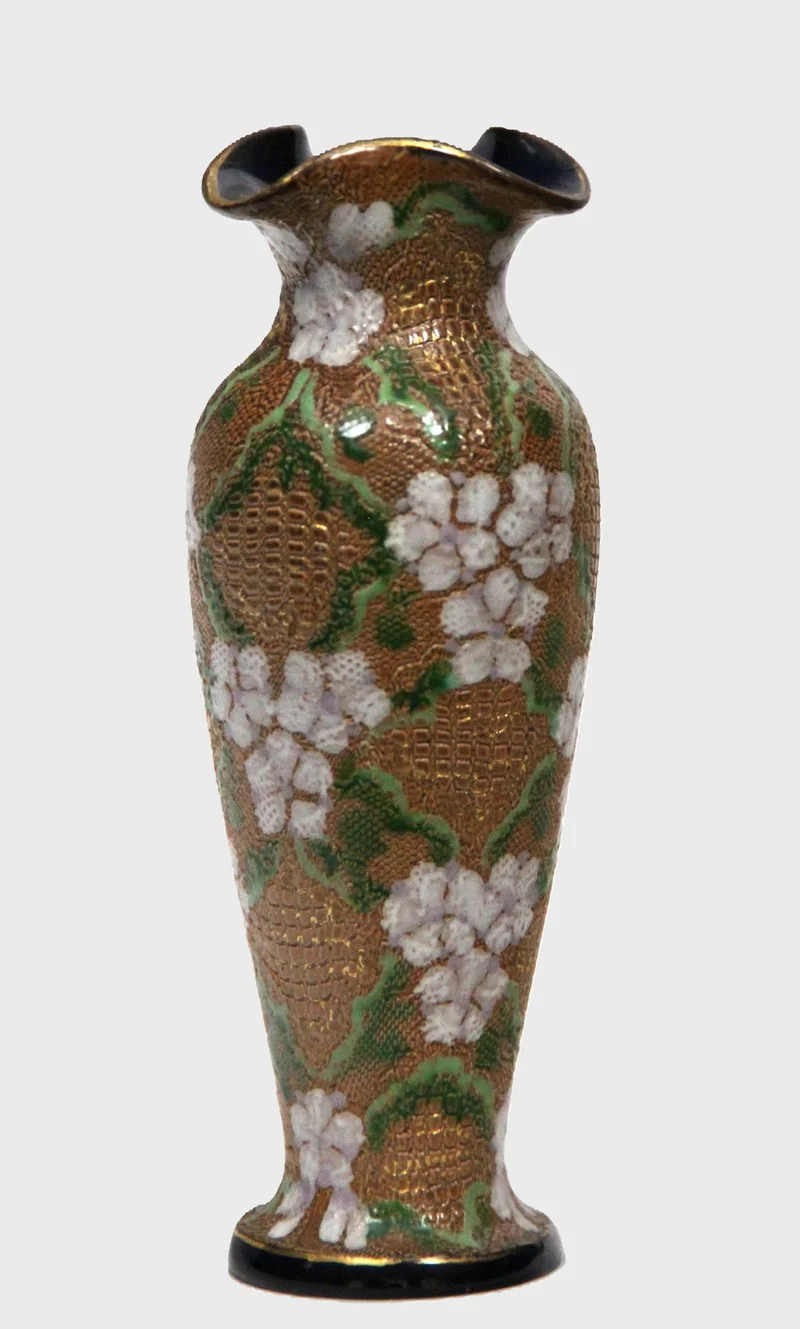 Royal doulton vaasje, één van een paar - Porselein › Vazen - €125.00 - Paar kleine vaasjes met gouddecor.
Gemerkt Royal Doulton, datummerk 1902-1936
16cm hoog

Prijs voor het paar