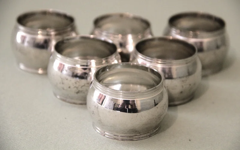 Servietringen - Zilver › Serviesgoed - €85.00 - Set van 8 verzilverde servietringen in twee dozen.
20e eeuw

