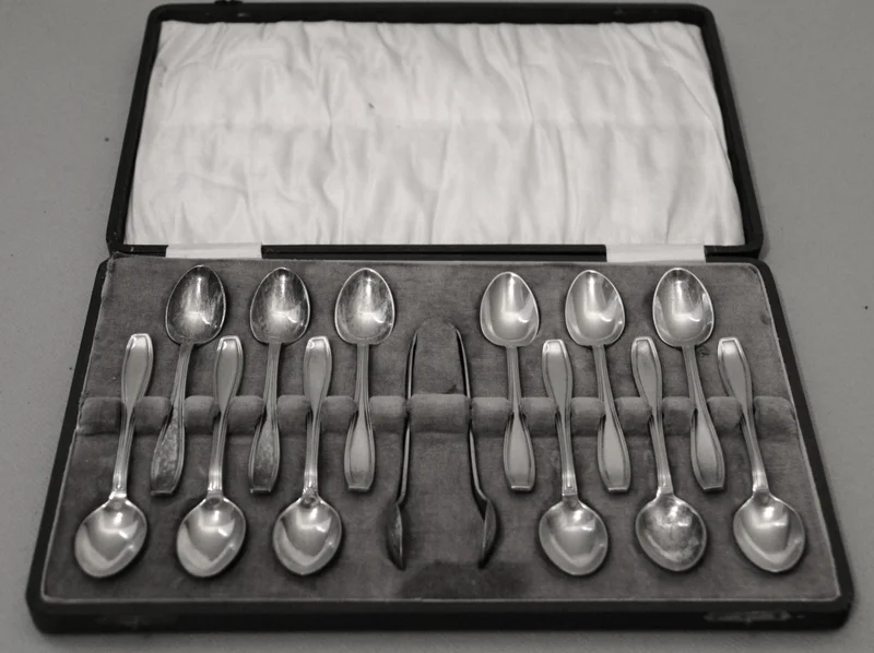 Set van 12 theelepeltjes en suikertang - Zilver › Serviesgoed - €48.00 - Set in originele doos.
Gemerkt EPNS
Ca 1930-1940