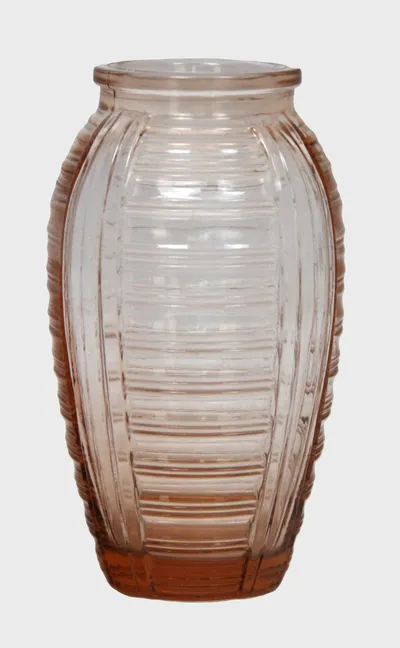 Siervaas in roze glas