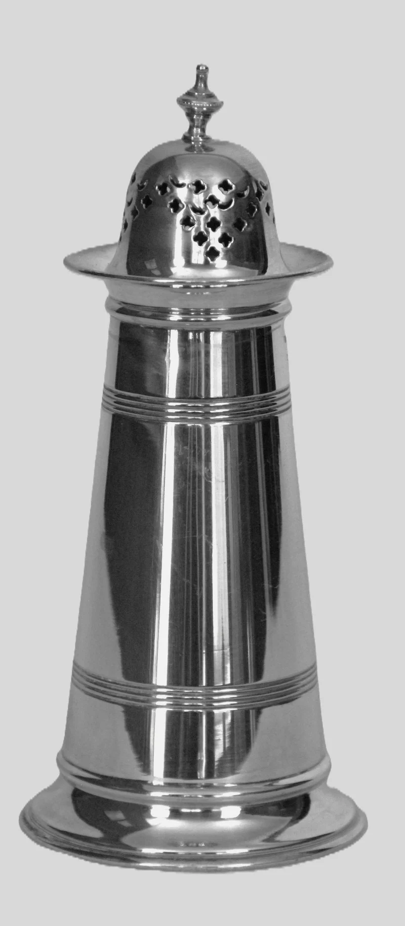 Suikerstrooier - zilver › Serviesgoed - €45.00 - Verzilverde suikerstrooier in de vorm van een vuurtoren.
18cm hoog
Gemerkt EPNS
Midden 20e eeuw