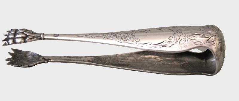 Suikertang - Zilver › Serviesgoed - Kleine zilveren suikertang met greep in vorm van bereklauwen en gravures (Niëllo)
Gemerkt Zilver .835
20e eeuw