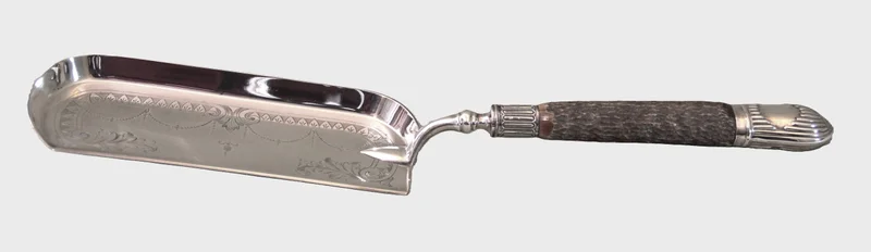 Tafelschuimer - Zilver › Serviesgoed - €45.00 - Verzilverde tafelschuimer met benen greep.
Niëllotechniek op de schep.
Lengte 37cm
Gemerkt: Harrison Brothers & Howson, London
1930-1940