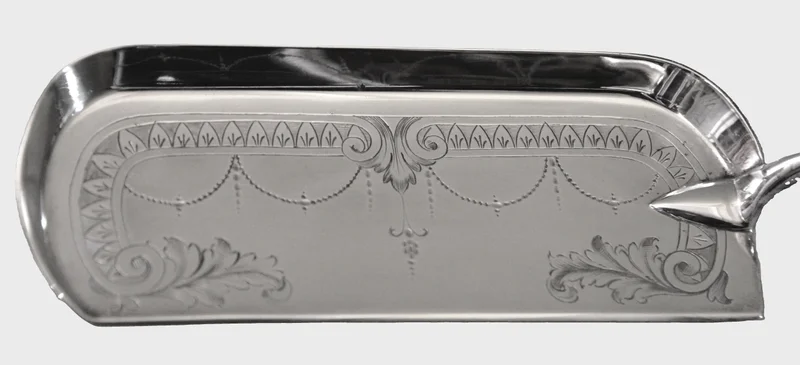 Tafelschuimer - Zilver › Serviesgoed - €45.00 - Verzilverde tafelschuimer met benen greep.
Niëllotechniek op de schep.
Lengte 37cm
Gemerkt: Harrison Brothers & Howson, London
1930-1940