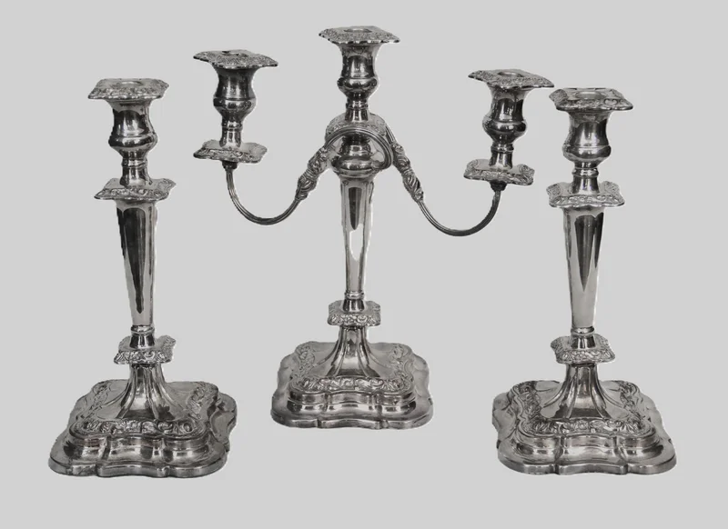 Tafelset 3 kandelaars - zilver › kandelaars - €350.00 - Set kandelaars verzilverd op koper, Georgean stijl, 19e eeuw.
34 cm hoog