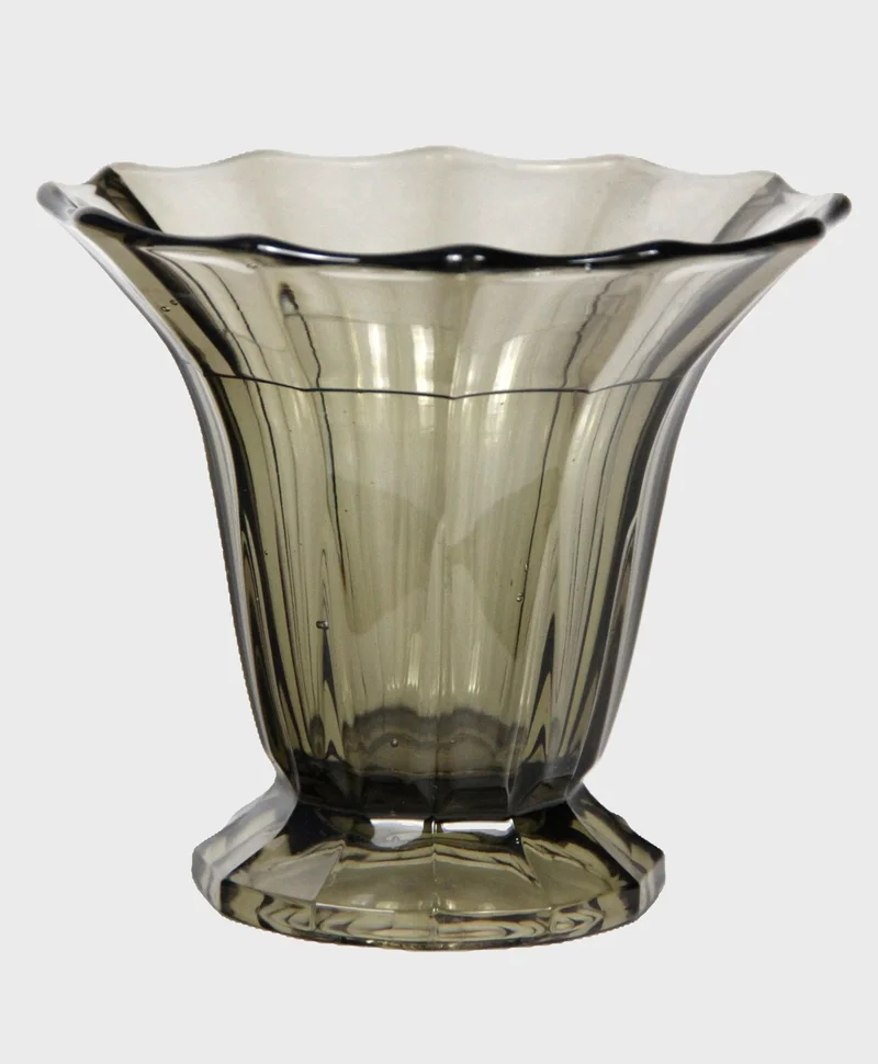 Tulpvormige glazen vaas - Glas › Vazen - €35.00 - Vaas in geperst glas, gerookt
20cm diameter, 20cm hoog
1930-1950