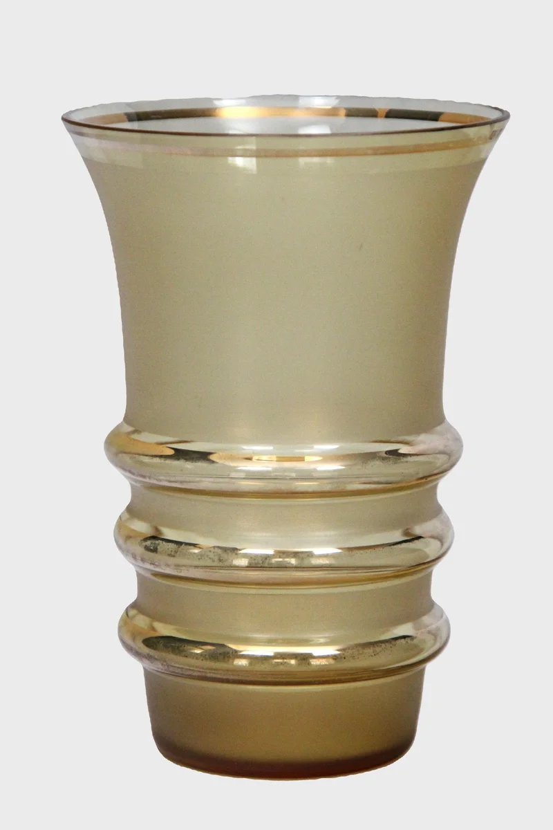 Vaas gematteerd glas - Glas › Vazen - Gematteerd glas en gouden sierranden.
12cm diameter, 18cm hoog
1930-1950

€