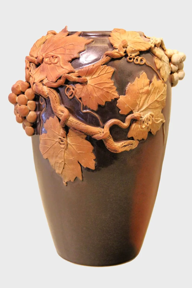 Vaas in terracotta - Porselein › Vazen - €125.00 - Bruin geglazuurde vaas met terracotta druivendecoratie bovenaan.
32cm hoog
1930-1950