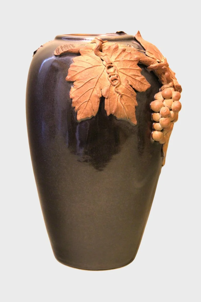 Vaas in terracotta - Porselein › Vazen - €125.00 - Bruin geglazuurde vaas met terracotta druivendecoratie bovenaan.
32cm hoog
1930-1950