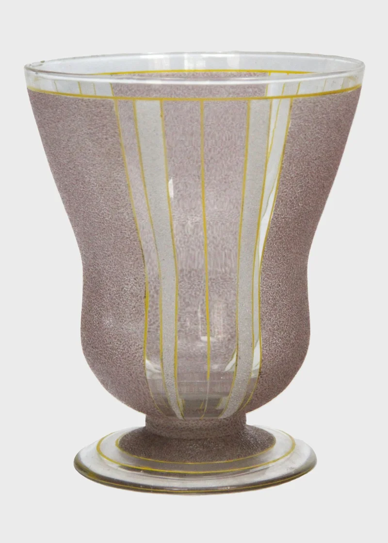 Vaas met paarse en gele versiering - Glas › Vazen - Glazen vaas met paarse mattering en afgelijnd met gele biezen.
15cm diameter, 18.5cm hoog
1930-1950

€