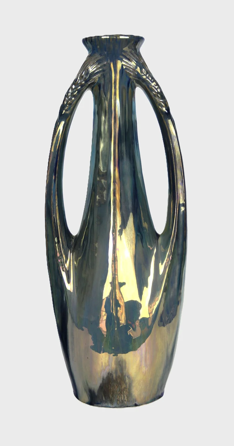 Vaas schneider - Porselein › Vazen - €180.00 - Art Nouveau vaas met luster.
Gemerkt "Schneider" (Franse ceramist)
46cm hoog, 18cm breed, 11cm dik
Ca 1900