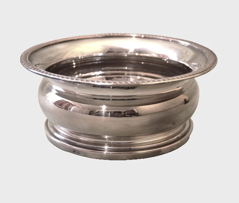 Verzilverde coaster - Zilver › Serviesgoed - €45.00 - Onderzetter met houten bodem en verzilverde rand.
15cm diameter
1920-1940
niet gemerkt