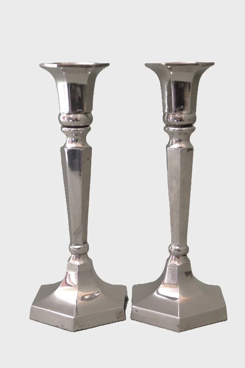 Verzilverde kandelaars - Zilver › Kandelaars - €75.00 - Paar verzilverde kandelaars op 6-hoekige vorm.
Mogelijke afkomst: Nederland
21cm hoog
Niet gemerkt
20e eeuw