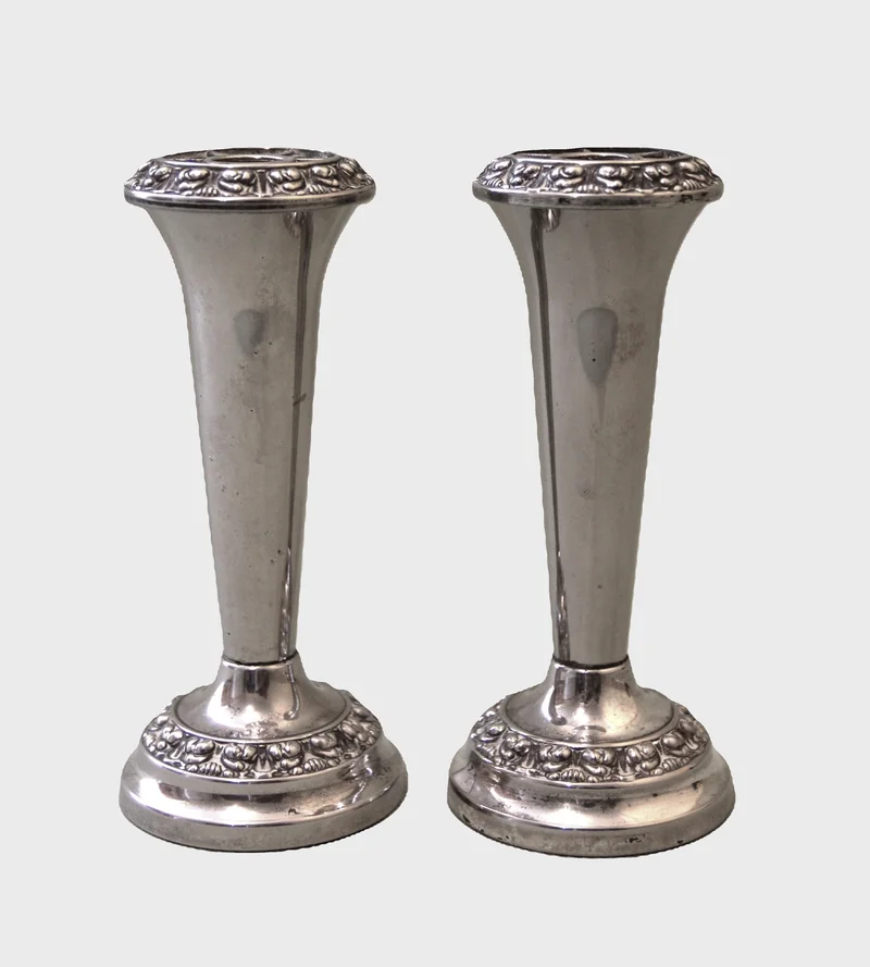 Verzilverde pique-fleurs - Zilver › Kandelaars - €40.00 - Paar pique-fleurs
Gemerkt Silver Plated Ianthe
14cm hoog
midden 20e eeuw