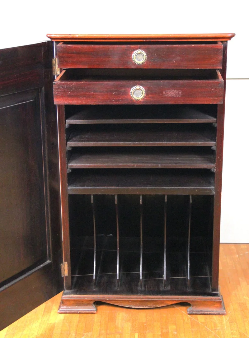 Victoriaans muziekmeubel - Meubel › Kasten - €495.00 - Lage kast, oorspronkelijk gebruikt om muziekpartituren in te bewaren. Mahoniehout.
55cm breed, 50cm diep, 91cm hoog
Laat victoriaanse periode ca 1880-1900