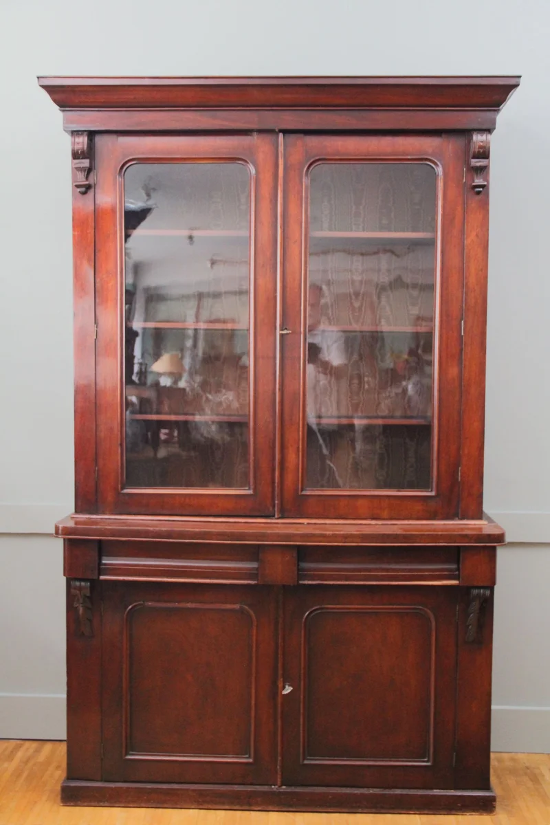 Victoriaanse boekenkast - Meubel › Kasten - €750.00 - Tweeledige boekenkast, gefineerd in mahoniehout met gesloten onderkast en beglaasde bovenkast. Originele glasplaten.
120 cm breed, 40cm diep onderkast en 25cm bovenkast, 198cm hoog.
Ca 1880