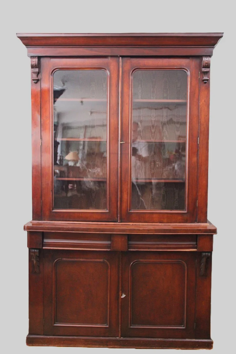 Victoriaanse boekenkast - Meubel › Kasten - €750.00 - Tweeledige boekenkast, gefineerd in mahoniehout met gesloten onderkast en beglaasde bovenkast. Originele glasplaten.
120 cm breed, 40cm diep onderkast en 25cm bovenkast, 198cm hoog.
Ca 1880