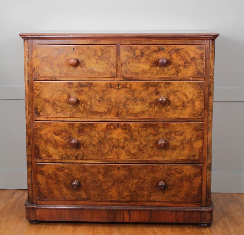 Victoriaanse chest of drawers - Meubel › Kasten - €795.00 - Engelse ladenkast met 5 laden.
Ladefronten afgewerkt met Notenwortelhout in open boek verlijmd. Oorspronkelijke trekkers in notenhout
116x50cm, 108cm hoog
Ca 1880