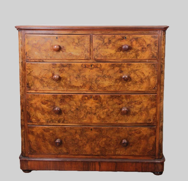 Victoriaanse chest of drawers - Meubel › Kasten - €795.00 - Engelse ladenkast met 5 laden.
Ladefronten afgewerkt met Notenwortelhout in open boek verlijmd. Oorspronkelijke trekkers in notenhout
116x50cm, 108cm hoog
Ca 1880