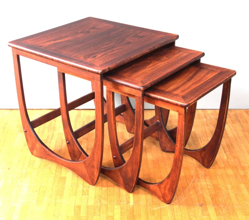 Vintage nest van tafeltjes 1960 1970 - Meubel › Tafels - Grootste tafeltje: 49.5cm vierkant, 41cm hoog.
Engelse oorsprong.

€