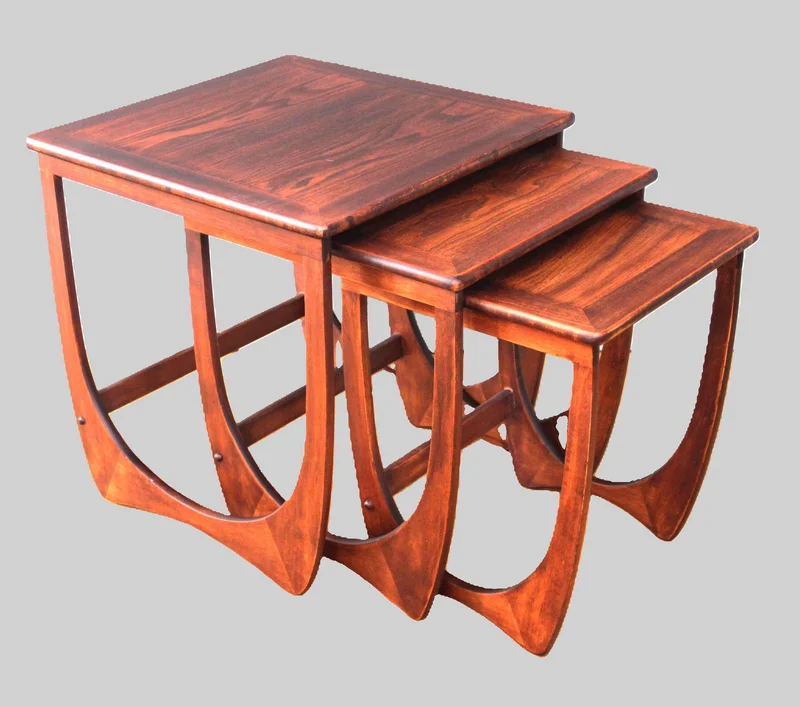 Vintage nest van tafeltjes 1960 1970 - Meubel › Tafels - Grootste tafeltje: 49.5cm vierkant, 41cm hoog.
Engelse oorsprong.

€