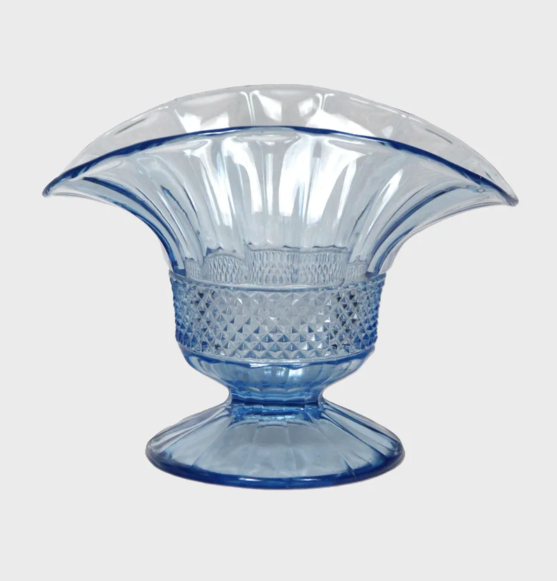Waaiervaas in blauw glas - Glas › Vazen - Vintage vaas in lichtblauw glas.
16cm hoog, 22cm bij 15cm  breed
Ca 1930-1960