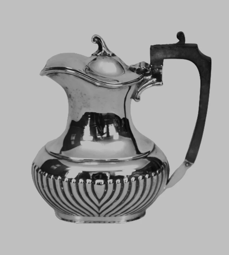 Warmwaterkannetje - zilver › Serviesgoed - €25.00 - Verzilverd warm water kannetje (of klein koffiepotje).
16cm hoog.
Gemerkt Richard Richardson EPNS
Ca 1930