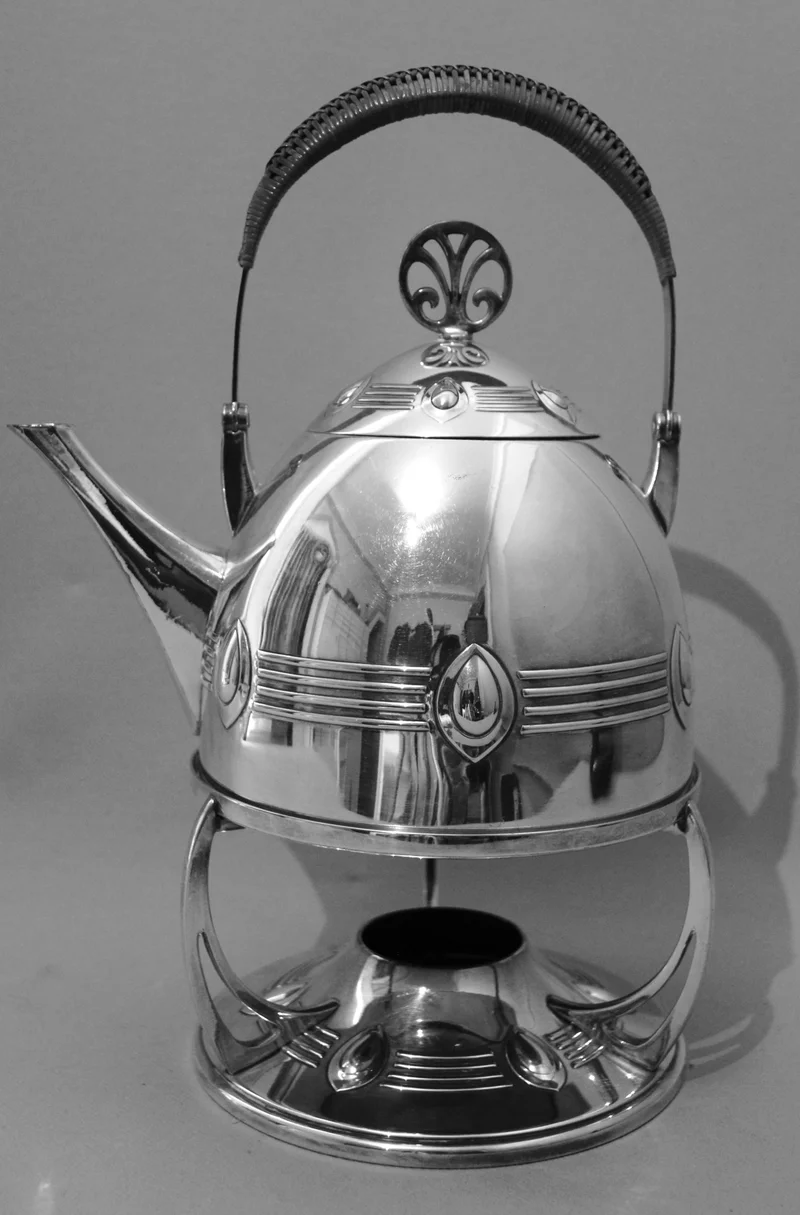 Waterketel op stand - Zilver › Serviesgoed - €295.00 - Verzilverde warmwater ketel op verwarmingsstand.
Stijl Arts&Craft
30cm hoog
Gemerkt WMF
Vroege 20e eeuw